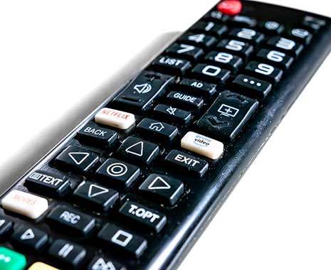 Fernbedienung mit hervorgehobenen Tasten für Netflix und Prime Video auf weißem Hintergrund.