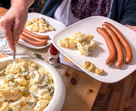 tag des kartoffelsalats mit würstchen kuriose feiertage 2024 sven giese featured