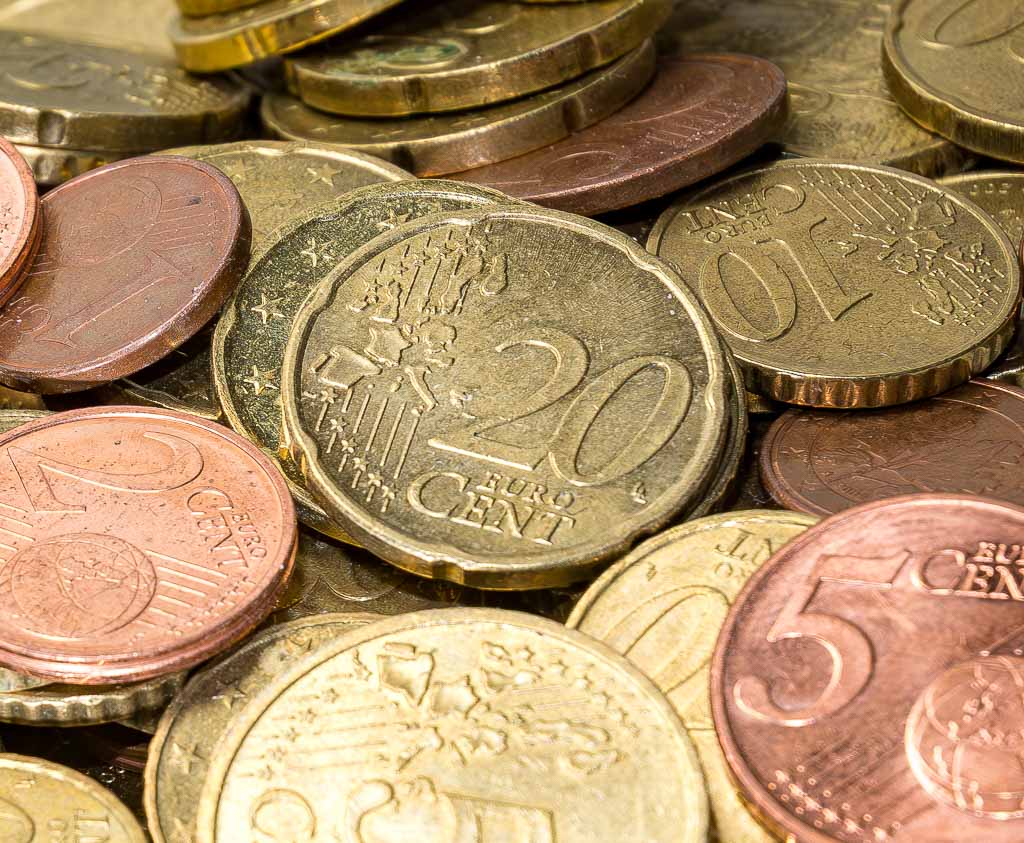 Welttrinkgeldtag. Kuriose Feiertage - 21. Mai © 2025 Sven Giese Einzelne Euro-Cent-Münzen in verschiedenen Werten dicht aufeinander gestapelt.