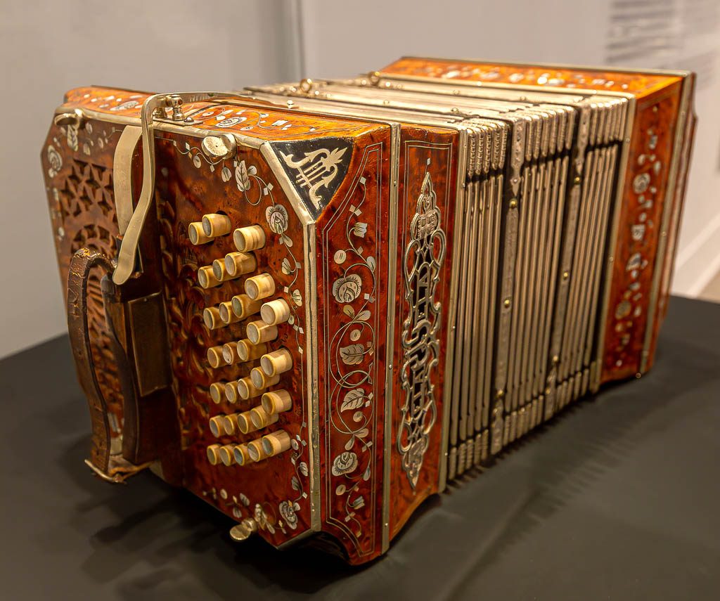 Día del Bandoneón – Tag des Bandoneons in Argentinien. Kuriose Feiertage 11. Juli © 2025 Sven Giese – Bild 2 Rechte Seite eines detailreich verzierten Bandoneons mit Knöpfen und Riemen.