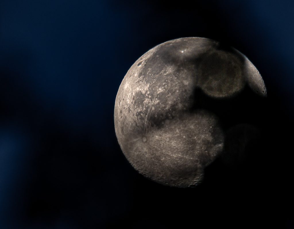 The Great Moon Hoax oder der Tag des großen Mondschwindels am 25. August 1835. Kuriose Feiertage © 2025 Sven Giese - Bild 1 Detailaufnahme des Mondes mit sichtbaren Kratern, teilweise von Schatten überlagert.