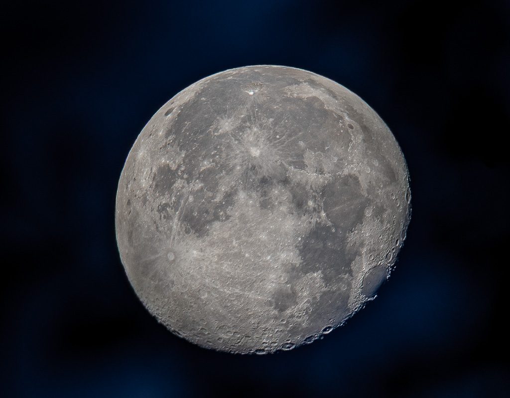 The Great Moon Hoax oder der Tag des großen Mondschwindels am 25. August 1835. Kuriose Feiertage © 2025 Sven Giese - Bild 3 Nahaufnahme des Mondes bei Nacht, scharfe Krater und Oberflächenstrukturen deutlich erkennbar.