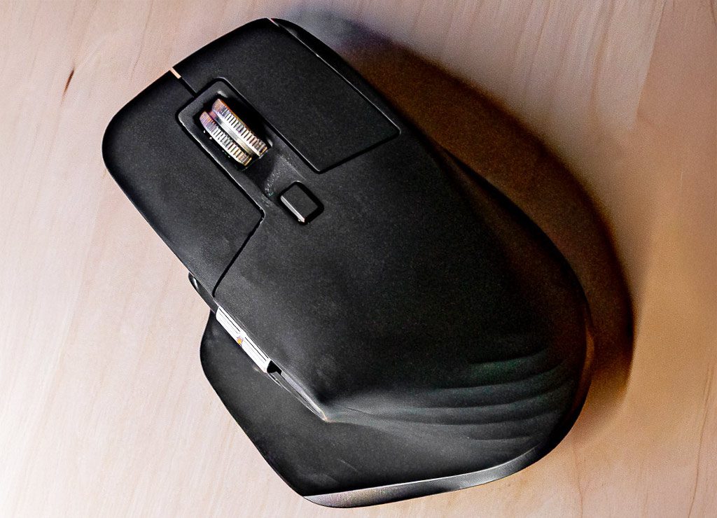 Tag der Computermaus. Kuriose Feiertage – 17. November 2025 (c) Sven Giese - Bild 1 Computermaus von oben auf Holztisch, Metall-Scrollrad und Gestentaste deutlich sichtbar.