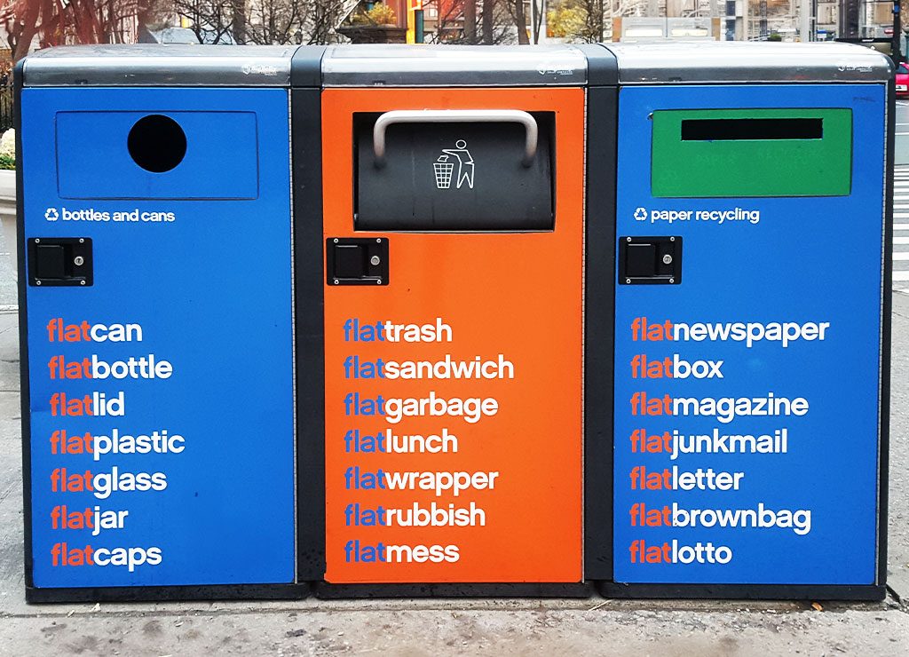 International Day of Zero Waste Day. Kuriose Feiertage - 30. März (c) 2026 Sven Giese - Bild 3 Drei farbige Recycling-Behälter mit Öffnungen, städtisch beschriftet für Dosen, Restmüll und Papier.