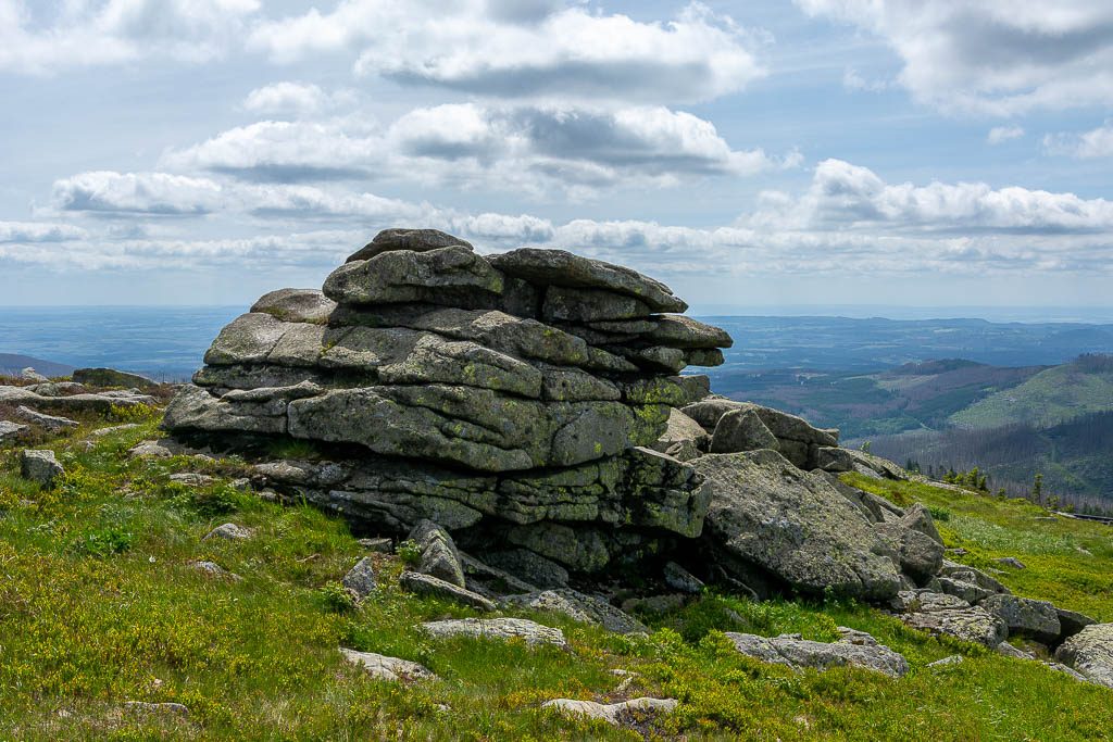 Teufelskanzel und Hexenaltar auf dem Brockenplateau im Sommer mit weitem Blick über die bewaldete Landschaft des Harz.